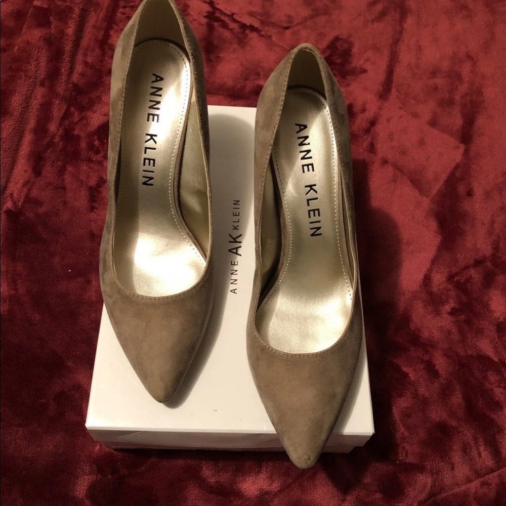 MOVING MUST GO Anne Klein suede pumps size 10